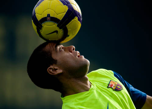 Dani Alves leker med bollen på träningen