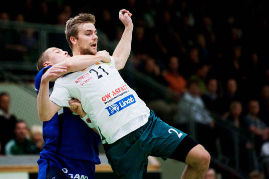Charlie Sjöstrand, Alingsås, tar grepp om Erik Höglund,