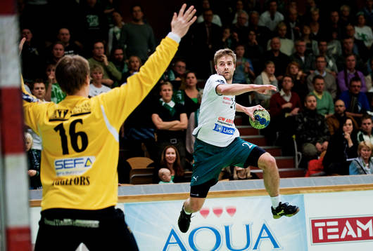 Erik Höglund, Hammarby, skjuter mot Mikael Aggefors,