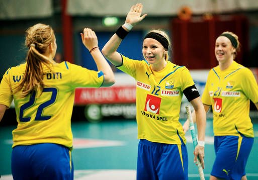 Victoria Wikström gratulerar Karolina Widar, Sverige, till