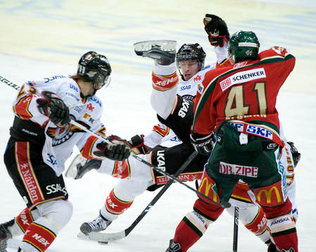 Oscar Hedman, Frölunda, tar hand om bröderna Abbot. Karl