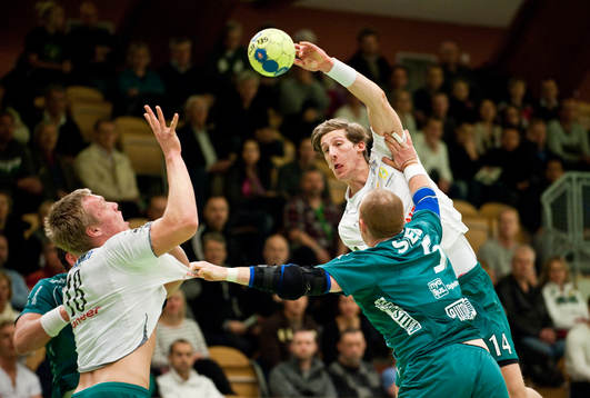 Albin Tingvall passar till Fredrik Pettersson, Hammarby