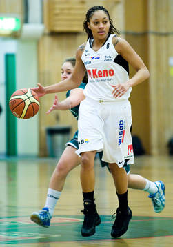 Mia Hakim, Eos, tar bollen från Jeannie Saunders, Visby