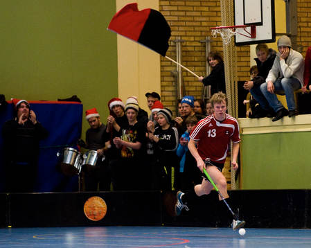 Mathias Pettersson med tomtekören i ryggen