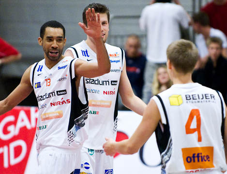 George Gervin gör high five med Mikko Riipinen, Norrköping
