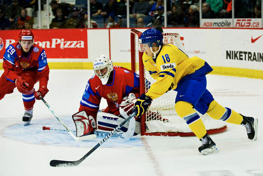 Anton Rödin, Sverige, rundar Igor Bobkov, målvakt,