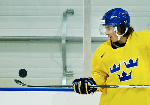 André Petersson jonglerar med pucken