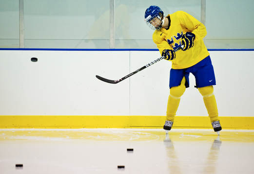 Adam Larsson passar pucken