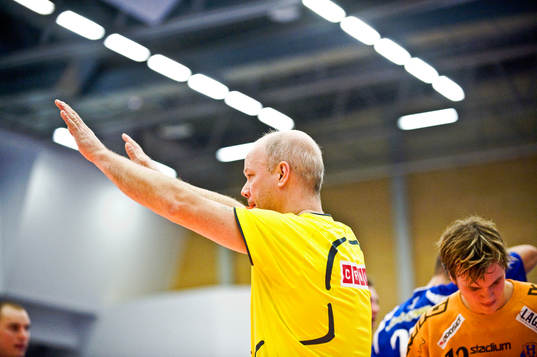Krister Andersson, domare ger instruktioner