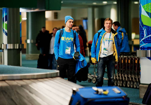 Stefan Liv och Magnus Johansson i bagageterminalen