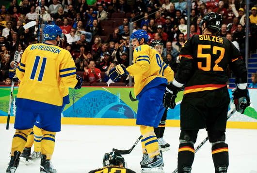 Loui Eriksson, Sverige, gratuleras till sitt 2-0-mål.