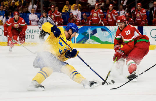 Henrik Sedin, Sverige, i kamp om pucken med Konstantin