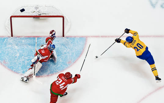 Henrik Sedin, Sverige, målchans på Andrei Mezin,