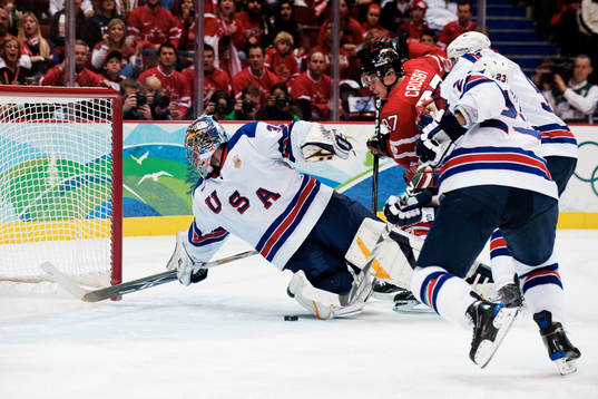 Sidney Crosby, Kanada, och Ryan Miller, målvakt, USA