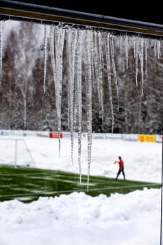 Istappar, snödrivor - och fotboll