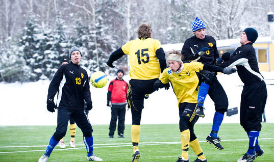 Konstgräs, snö på plan, snödrivor. Victor Bergström,