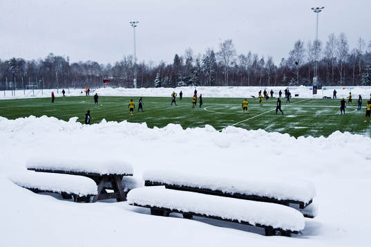 Konstgräs, snö på plan, snödrivor. Snötäckta bänkar,