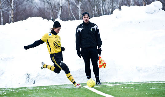 Konstgräs, snö på plan., snödrivor. Alexander