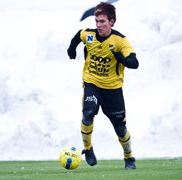 Konstgräs, snö på plan., snödrivor. André Bengtsson
