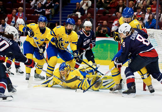 Meghan Duggan, USA, gör mål på en liggande Kim Martin,