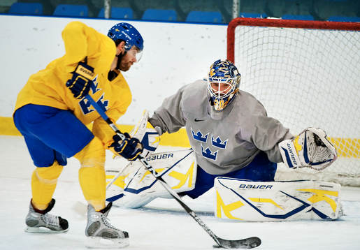 Henrik Zetterberg lägger en straff mot Henrik Lundqvist,