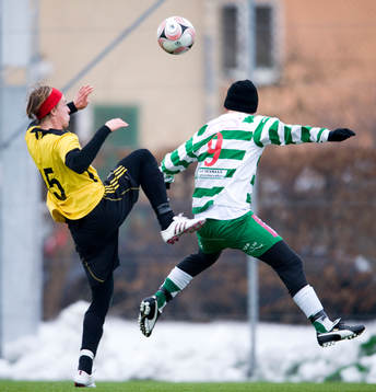 Vårfotboll, höjdduell, spark i baken