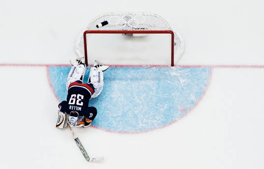 Ryan Miller, målvakt, USA, ligger kvar och deppar på isen
