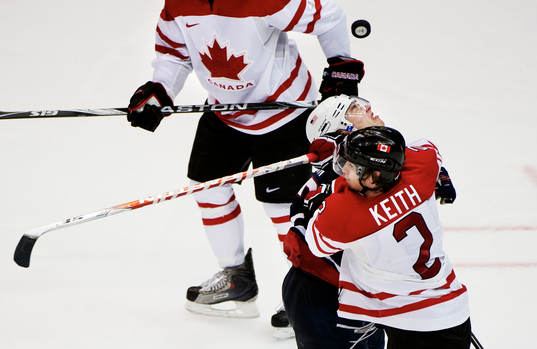 Duncan Keith, Kanada, stoppar Jamie Langenbrunner, USA