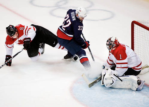 Dustin Brown, USA, är nära att göra mål på Robert