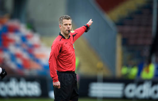 Tobias Mattsson, domare. Tecken, visselpipa, klocka, Spintso