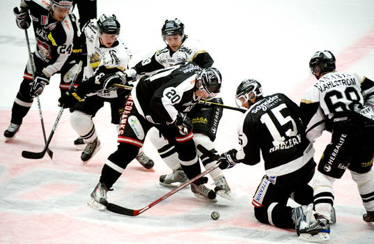 Rörigt kring pucken. Donald MacLean och Marcus Olsson,