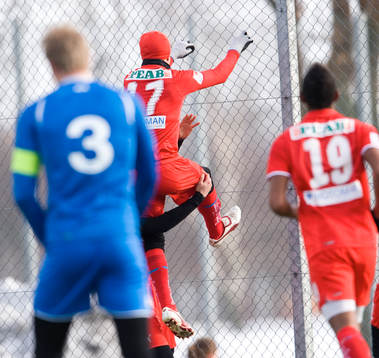 Daniel Mendes, Kalmar, klättrar upp på staketet,