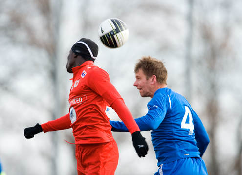 Abiola Dauda, Kalmar och Tommy Jönsson, Halmstad, nickduell