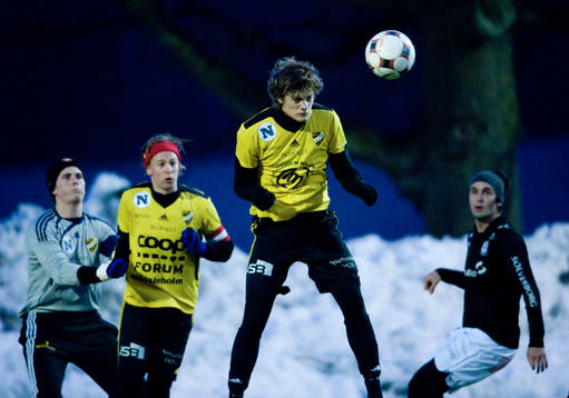Mittbacken Linus Karlsson nickar undan, Viktor Bergström