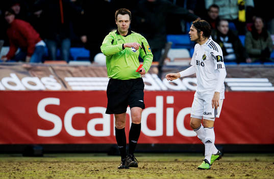 Bojan Djordjic, AIK och Martin Ingvarsson, domare