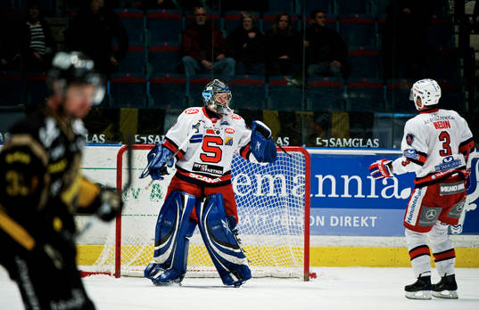 Riku Helenius, målvakt, och Pierre Hedin, Södertälje
