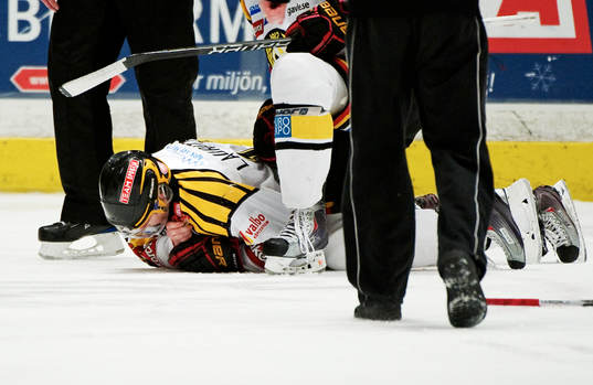 Sebastian Lauritzen, Brynäs, ligger på isen