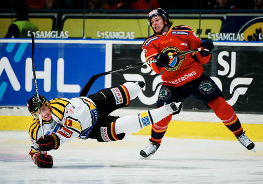 Nicklas Danielsson, Djurgården, fäller Emil Sandin,