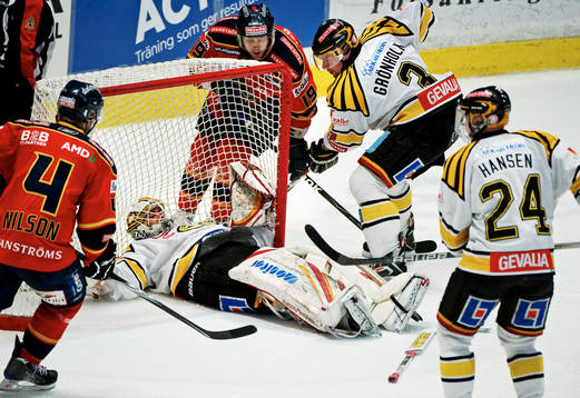 Rörigt framför Eddie Läck, målvakt, Brynäs