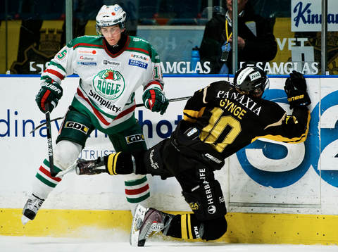Richard Gynge, AIK, missar en tackling mot Dominik Granak,
