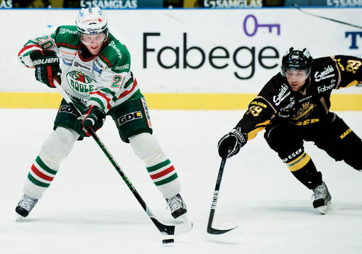 Mathias Månsson, Rögle, håller undan pucken från Lucas