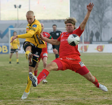 Johan Larsson, Elfsborg, skjuter, Paulus Arajuuri