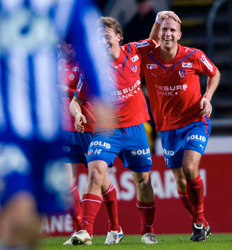 1-0 Mattias Lindström, som grattas av Erik Edman