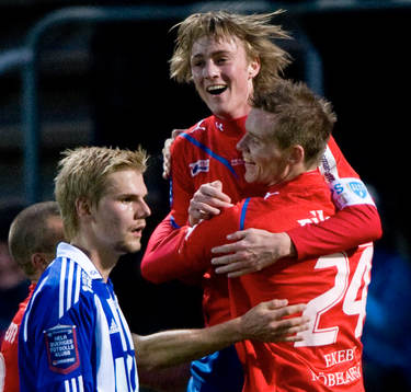 2-0 Marcus Nilsson som grattas av Rasmus Jönsson