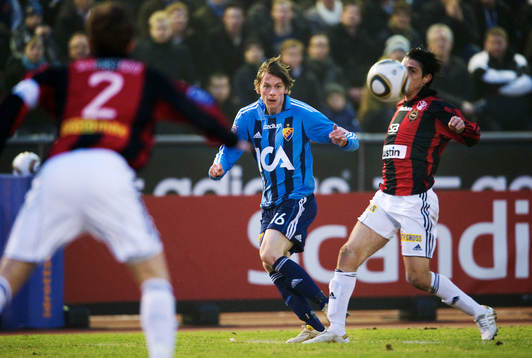 Kasper Hämäläinen, Djurgården, passar in bollen i
