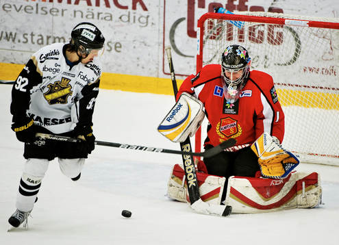 Jonas Westerling, AIK, styr ett skott mot Fredrik Petterson