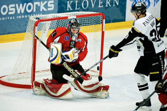 Daniel Bång, AIK, oroar framför Fredrik Petterson