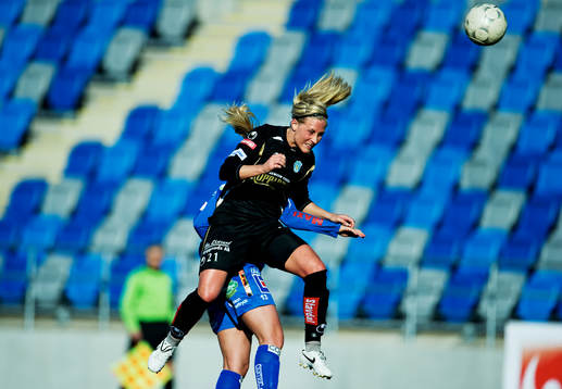 Jenny Hallstenson, Göteborg, nickar bollen