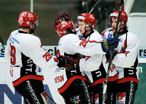 Kim Karlsson, Almtuna, gratuleras till 1-1-målet