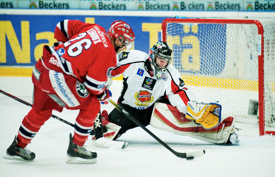 Yanick Lehoux, Södertälje, gör 3-2 bakom Fredrik